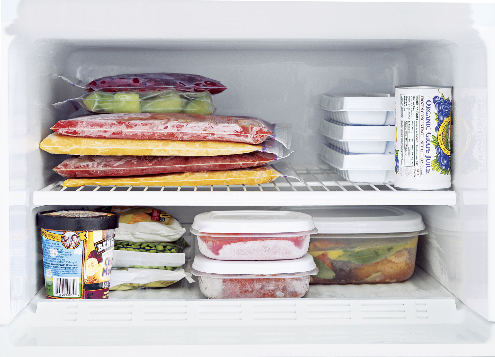 Холодильник с заморозкой. Продукты в морозилке. Хранение продуктов. Морозильник с продуктами. Холодильник с едой.